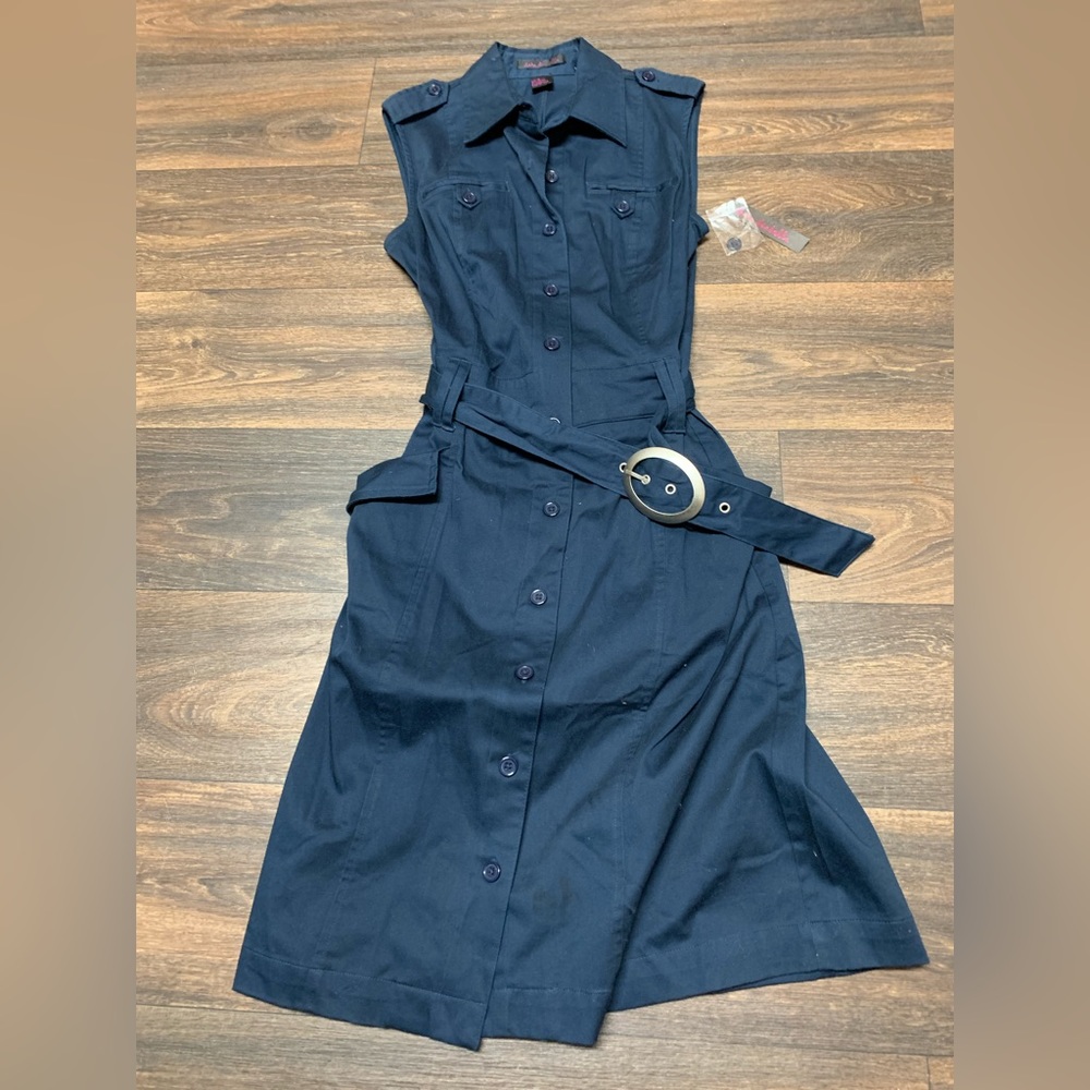 Sara Isabella Slvls Shirtdress Size 4 NWT
Navy Blue 97 % Cotton 3 % Span